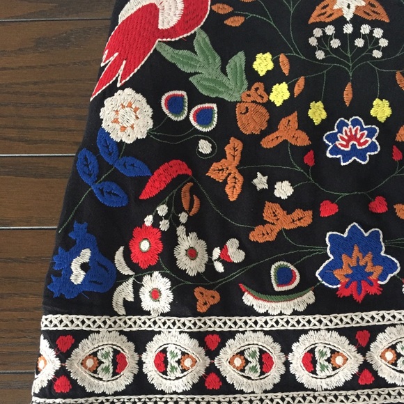 Embroidered mini skirt🌼LAST ONE - Picture 4 of 7